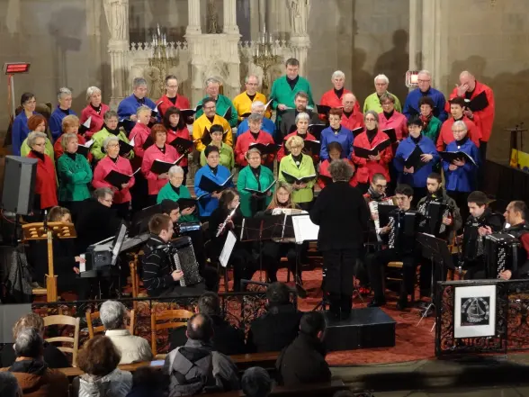 Collégiale dEymoutiers : La chorale Intermezzo et lensemble de  lAML réchauffe lambiance !!